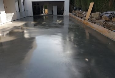 Hormigón pulido con un acabado brillante, ideal para parkings.