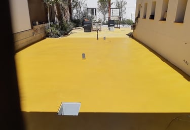 Superficie de hormigón pulido en color albero, ideal para patios y espacios exteriores con un acabado moderno.
