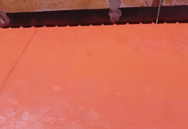Hormigón pulido en color rojo, ideal para interiores o exteriores que buscan un acabado llamativo, resistente y moderno.