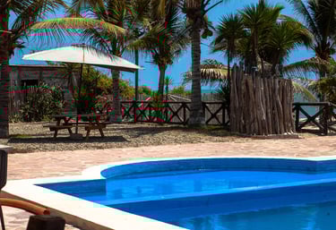 Una vista de la piscina junto a una sombrilla