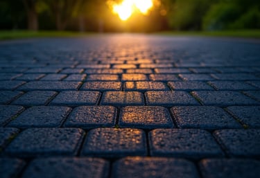 Frisch gepflasterte Straße bei Sonnenuntergang – UFT Bau GmbH Straßenbau Berlin