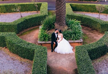 Couple mariage dans assis dans un jardin d'un lieu de reception. Holy-Planner mariages intimi