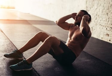 Fit homem levantar tronco treinar treino de musculação