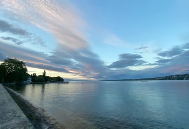 Beautiful view at dusk of lake Geneva, lac Léman