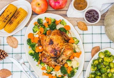 Prato de frango assado com legumes coloridos como brócolis, cenoura e couve-flor