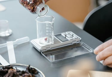 une mano pesando polvos de plantas en un laboratorio