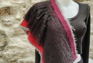 Tour de cou tricoté laine dentelle et perles de Swarovski noir et rouge