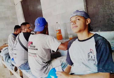 Equipe unida e dedicada, mostrando profissionalismo no dia a dia da obra.