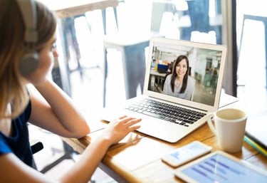 Mujer recibe retroalimentación en sesión de terapia online.