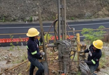 Instalación de anclas activas y pasivas en obra geotecnica con equipo especializado.