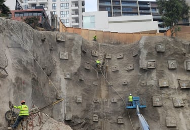 trabajadores realizando anclaje y concreto lanzado