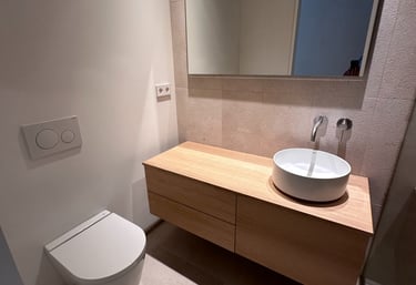 Montaje e instalación de lavabo moderno en reforma de baño en Mallorca con estilo contemporáneo. Renovación completa de aseo