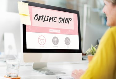 Emprendedora contenta con su página de tienda online velozmente.