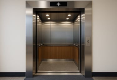 Actualización cabina y componentes modernos en elevador, mejorando estética, seguridad y rendimiento