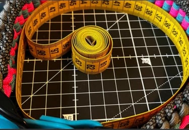 Collar de paracord medido con cinta métrica flexible