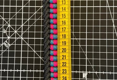 Collar de paracord medido con cinta métrica flexible