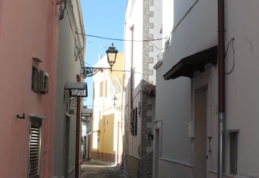 un lampione in un vicolo stretto con un lampione di Massafra in Puglia