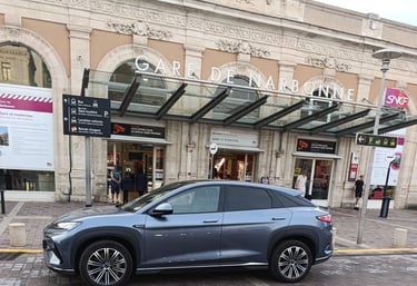 Voiture VTC haut de gamme à la gare de Narbonne prête pour un transfert privé confortable et ponctuel