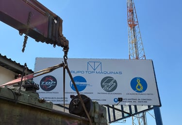 Munck transportando um torno na Top Máquinas, comércio de máquinas operatrizes e locação de munck