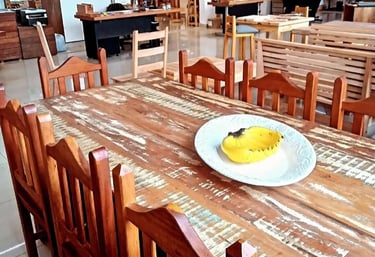 Mesa de madeira rústica restaurada com acabamento artesanal em Limeira.