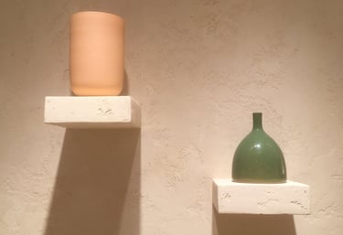 décoration murale en enduits chaux + supports vases