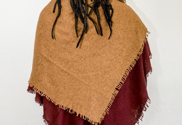 Man with dreadlocks wearing two-tone yak wolle shawl in brown and burgundy, styled from the back.