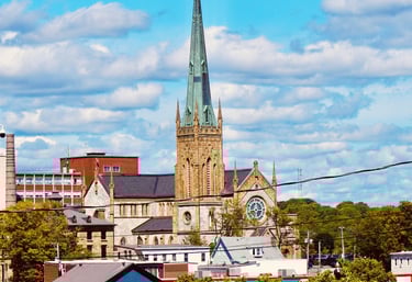 Ville de saint-brieuc en bretagne avec église au centre