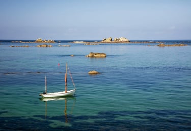 Mer bretonne avec petit bateau