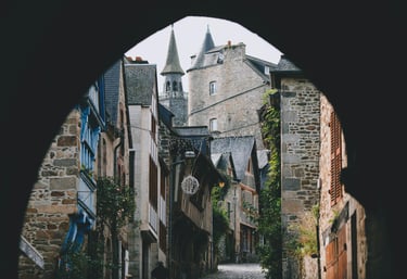 Ruelle dans la ville de dinan en bretagne