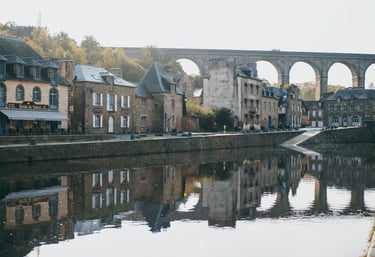 Ville bretagne avec maison en pierre