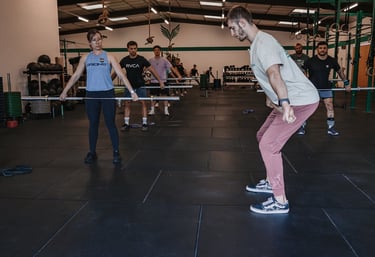 Salle de sport à Pau, avec un coach diplômé encadrant un cours de 12 personnes max.