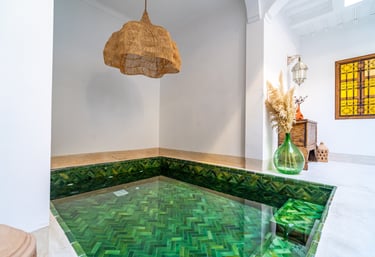 Bassin intérieur orné de zelliges verts traditionnels