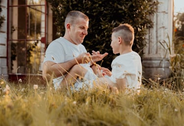 un pere et son fils entrain de jouer dans l'herbe