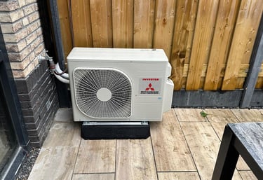 Deskundige monteur installeert airconditioningsysteem voor comfortabel binnenklimaat