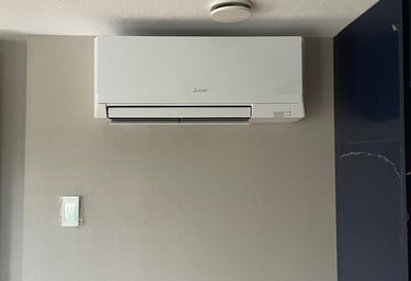 gemonteerde binnenunit van Mitsubishi airco in woning te Rotterdam-Hoogvliet