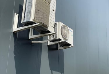 uitenunits van airconditioningsysteem gemonteerd aan gevel van bedrijfspand in Rotterdam-Hoogvliet