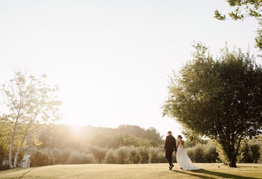 Sposi che passeggiano in giardino fotografo matrimonio Elegante Abruzzo, Pescara, Chieti