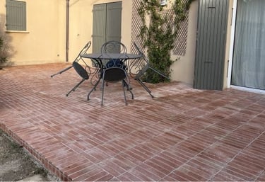 Bollène-terrasse-briquettes-terre-cuite