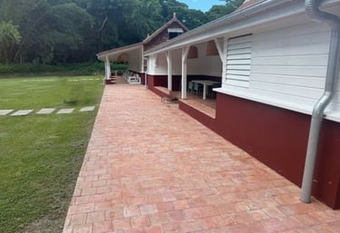 terrase-terre-cuite-28x28-cm-Pose à la Martinique