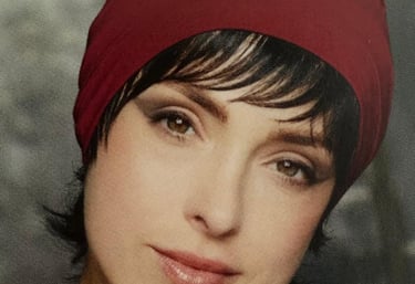 Femme portant une frange courte et un foulard rouge sur la tête.