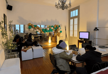 aula con niños estudiando