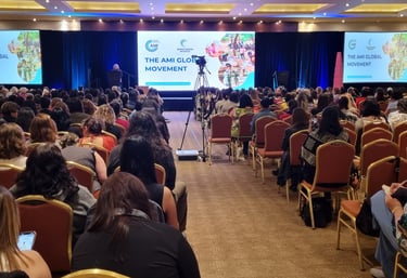 evento con equipo de audio pantalla led, y pantallas de marco con proyectores