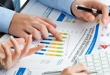 Contadores con bolígrafo en mano y calculadora