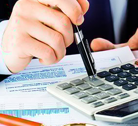 Contador con bolígrafo en mano y calculadora