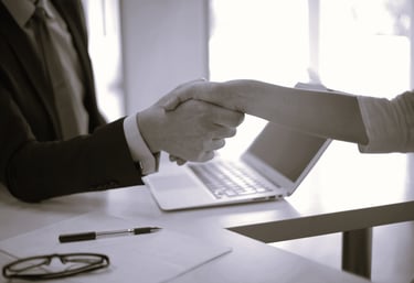 Poignée de main entre un homme et une femme après une rencontre pour créer ensemble un projet