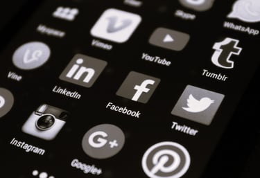 Capture d'écran d'un téléphone présentant plusieurs logos de réseaux sociaux