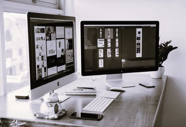 Photo de deux ordinateurs avec des logiciels professionnels pour la création de sites internet