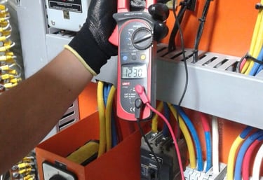 Electrician calificat si cu experenta verifica circuitele electrice cu unelte  profesionale de ulte