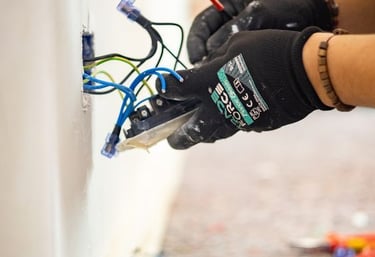 Electrician cu experienta inlocuieste prizele defecte