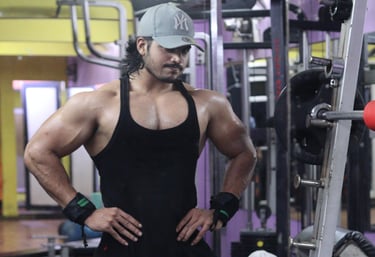 A focused professional doing a workout in the gym